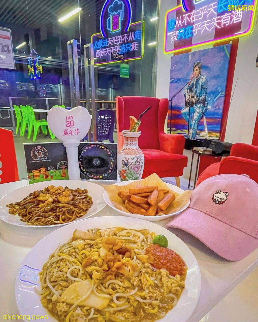 来Lim Bistro园游会主题餐厅🎡炫酷霓虹环境、墙壁贴满周董照片海报，原来老板是杰迷