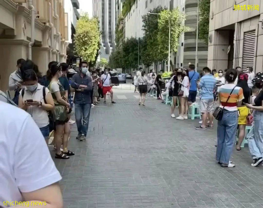 科兴在新加坡疯狂受欢迎，诊所外排队十几米！供不应求！实拍堂食第一天，人突然多了
