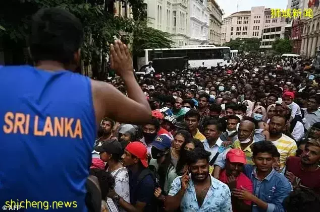 斯裏蘭卡總統搭軍機出逃後，抵達新加坡