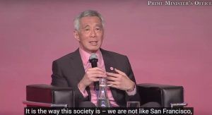 新加坡不像旧金山，也不像中东的一些国家。(我们)介于两者之间，社会就是这样。”