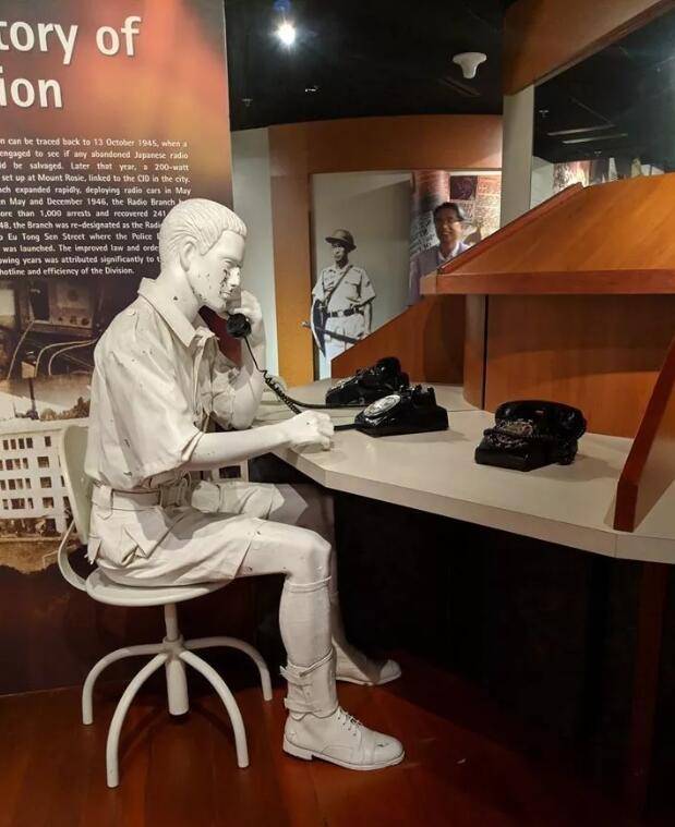 新加坡輔警把口罩彈回違規男子臉上,網友怒贊:夠爺們