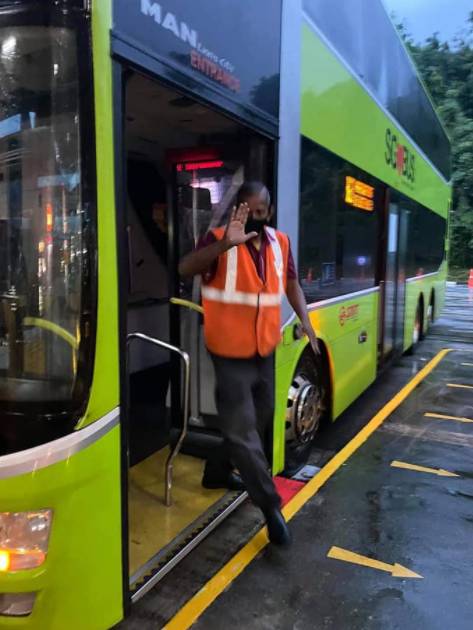 点赞!SMRT公交车队长大雨中给小孩撑伞、挪婴儿车