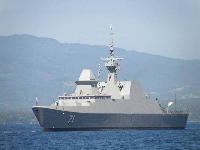 新加坡占了个好位置和堪称精锐的海军