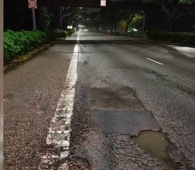 新加坡破爛道路遭吐槽，網友調侃：能打高爾夫、玩打地鼠、坐過山車