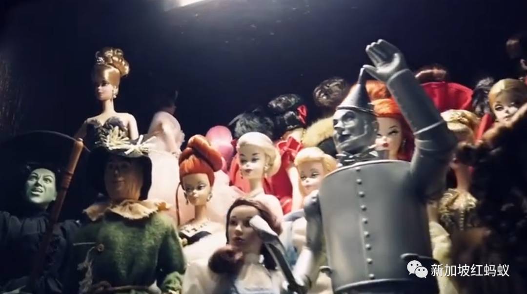 新加坡狂熱收藏家把組屋打造成迷你“迪士尼”，門裏門外兩個世界