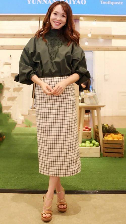 新加坡“第一女神”范文芳 新式穿搭美观大方 身材保持得真好 