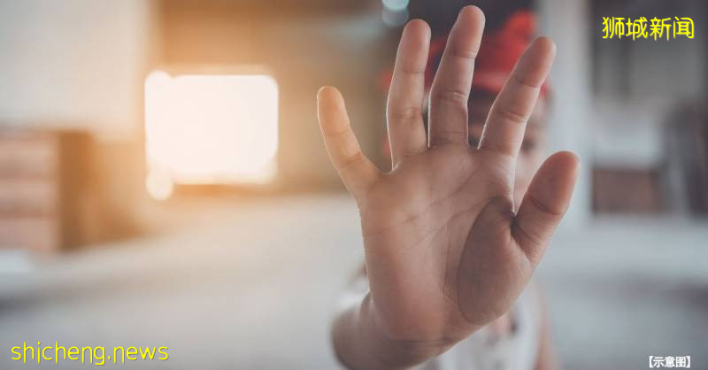 雇主不在家  女佣唱歌自拍  还用脚踹智障童脸