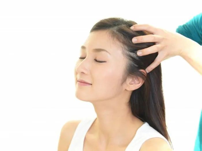 在新加坡潮热天气里疯狂掉发!如何科学送走大油头?