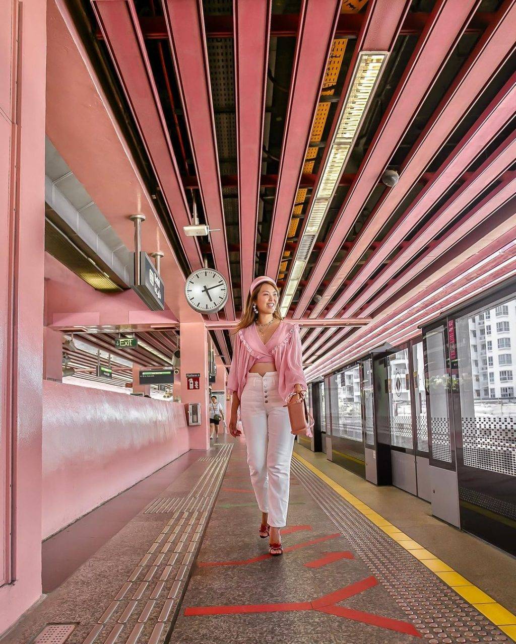 拿出手机猛拍一顿✨新加坡必打卡地铁站🚇糖果色系、暗黑风格，分分钟拍摄出酷炫照片📷 