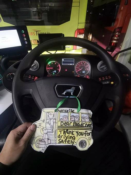 女童送卡致谢 车长:所有疲劳都消失了