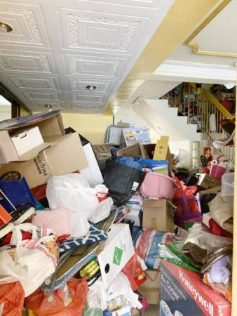 走道也杂物处处 垃圾屋 进不去