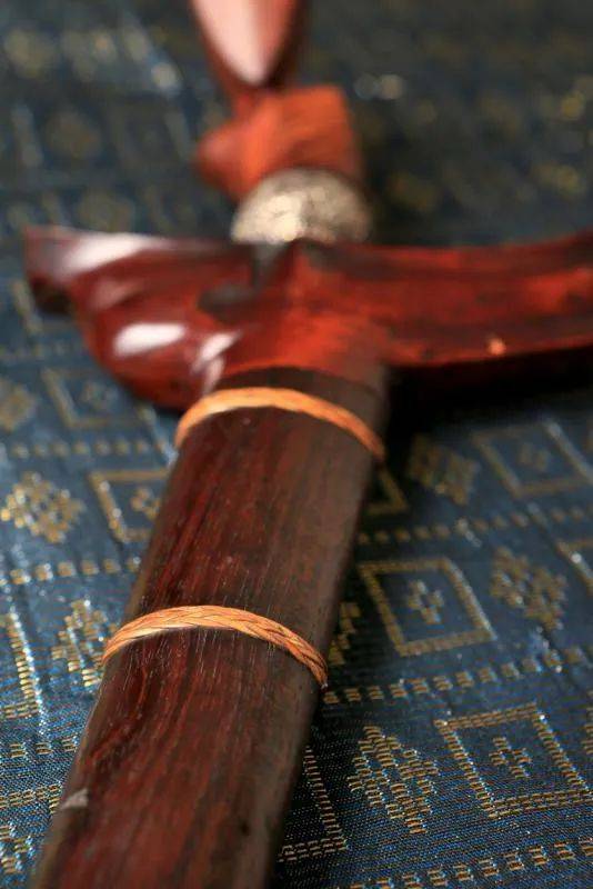 身体是弯曲的“娜迦”蛇神;把是含羞的公主,此物为残酷的雅美