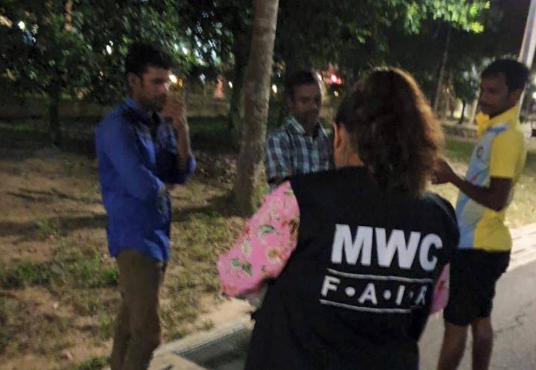 马来西亚“封国”第3天，新加坡建起应急“方舱宿舍”供露宿街头员工使用