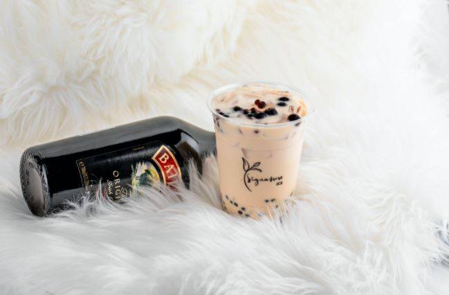 KOI泡泡茶推出首个酒精饮料! Baileys伯爵茶,仅卖给18岁及以上客户