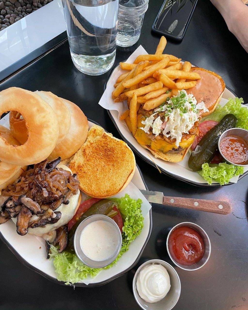 卡路裏炸彈💣 Black Tap高顔值彩色奶昔🌈 喝爆這份甜蜜負擔！重量級甜點+大分量餐點🤤