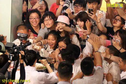 韩国男团在新加坡被女粉堵门!半夜闯入酒店房间,险被看光