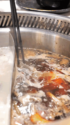 新加坡這家九宮格火鍋太贊了！不限量自助、免費湯底、送飲料