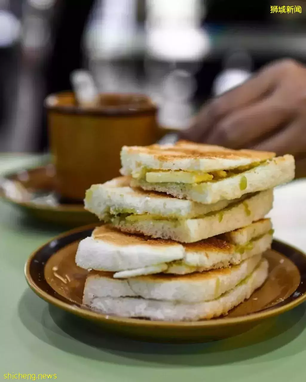 每天叫醒我的不是梦想 · 而是吃早餐! 盘点新加坡10家人气爆棚的咖椰吐司铺 · 香醇口感+爆浆牛油 · 确定不来一口吗