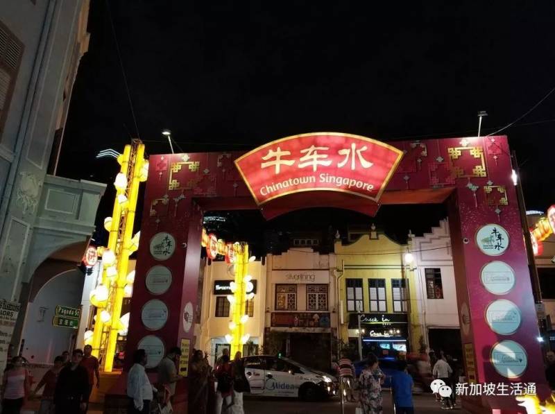 新加坡最热闹的街道，讲普通话和粤语的中国游客随处可见