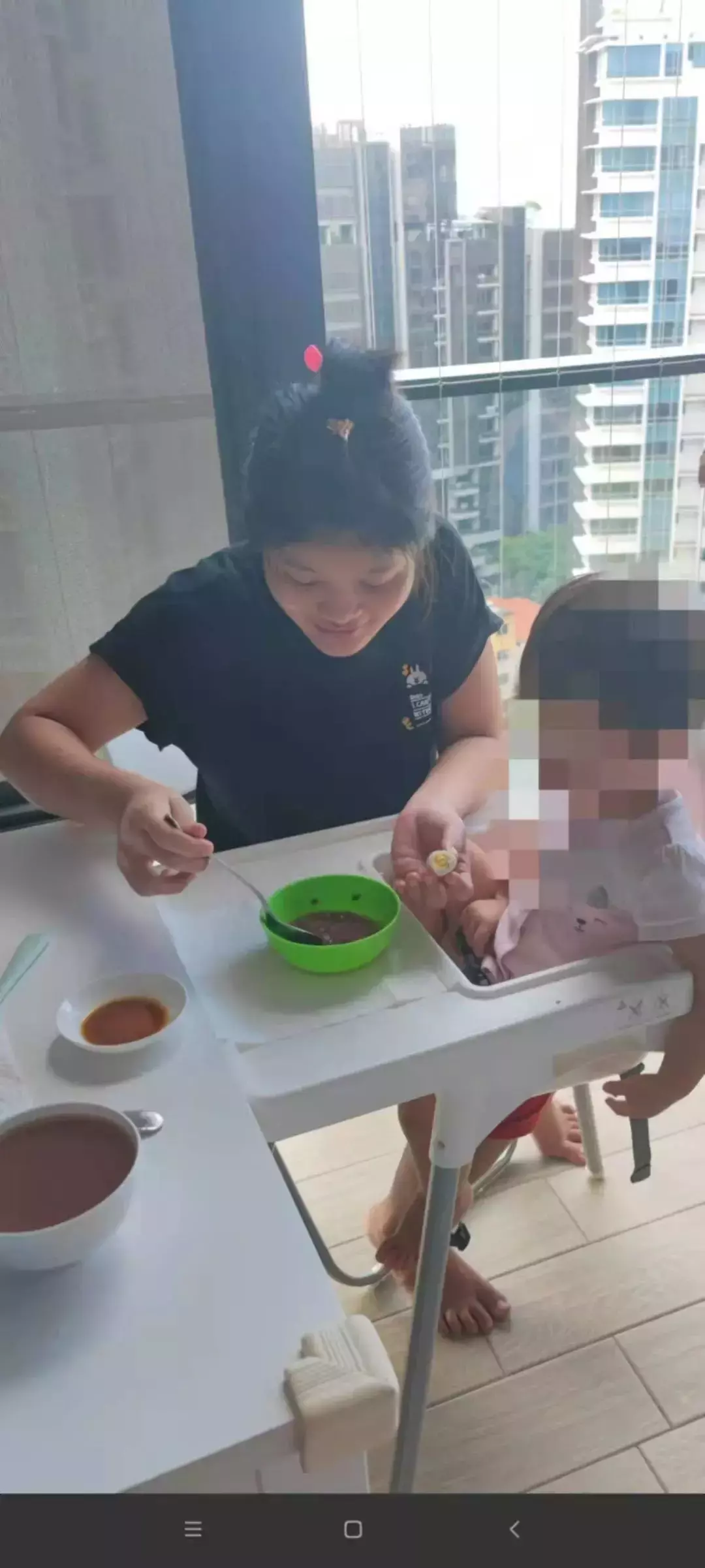 一波三折！加了10個中介＋面試N次，好不容易請到女傭，她卻進了新加坡警察局