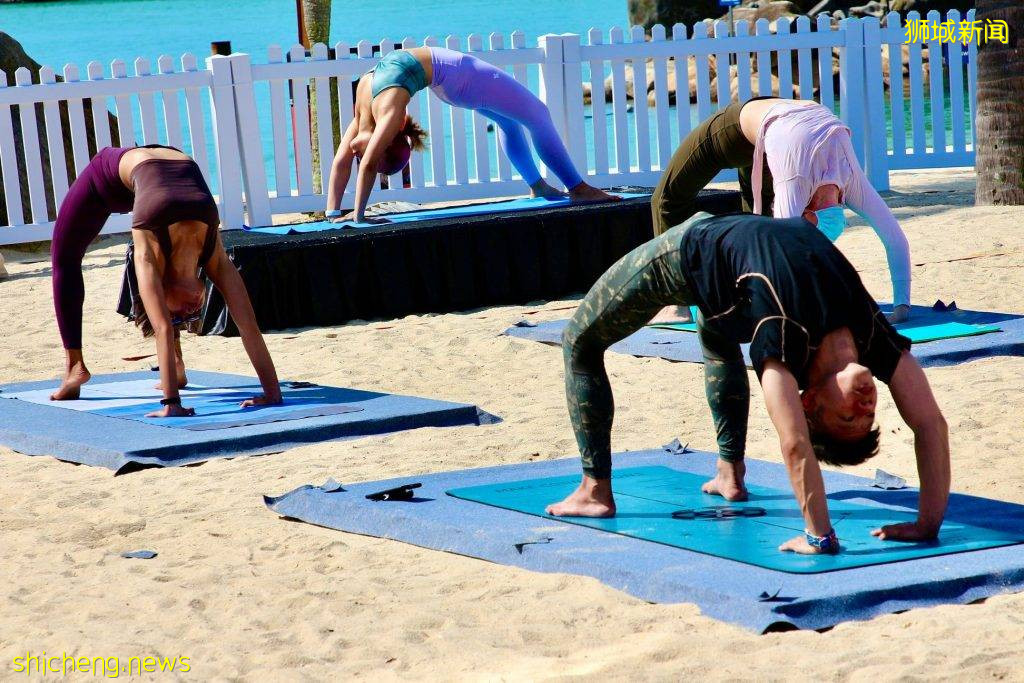 圣淘沙海边瑜伽课✨净化身心、舒展身体，赶快报名一起感受大海的气息🧘 