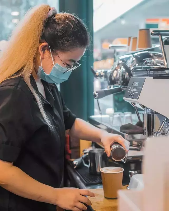 全新加坡最小间的咖啡馆!Little Grain设立在乌节路街边🤭超有限空间,只能让2人堂食