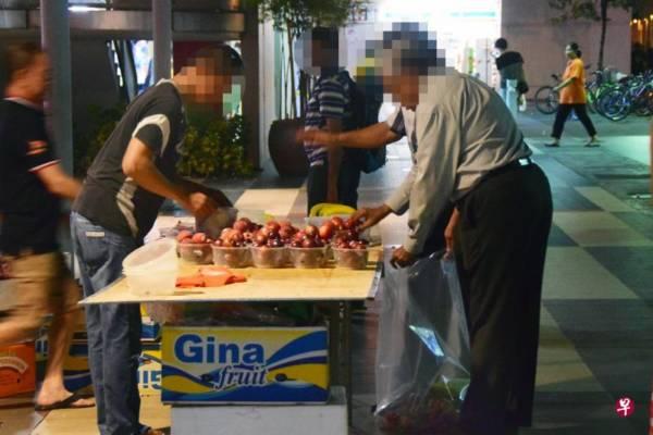 无牌摊贩被没收水果 跟踪骚扰稽查员