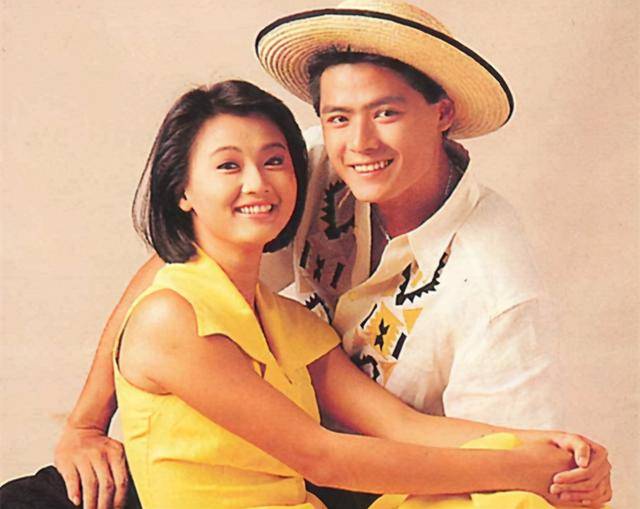 新加坡一哥一姐同框!56歲李南星仍帥氣,55歲陳莉萍發福難辨