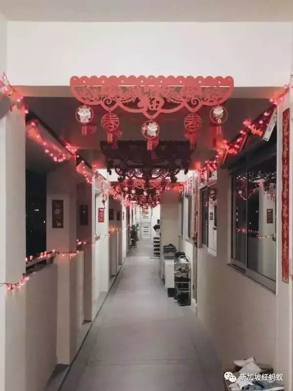 獅城春節氛圍最濃厚的，就是這些裝飾得很喜慶的組屋走廊