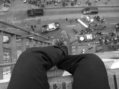 因爲這件小事,新加坡男子暴打老婆、威脅跳樓、搶警察手槍