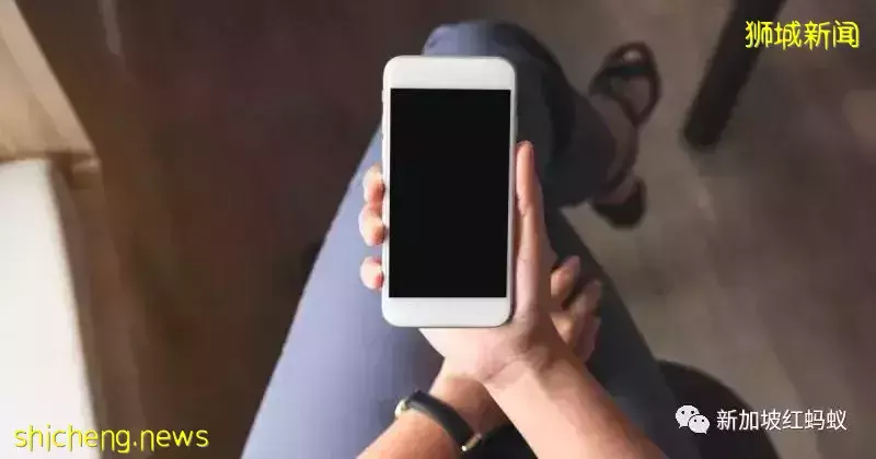 遇到他人面对危难 你会先拿出手机拍摄还是挺身而出