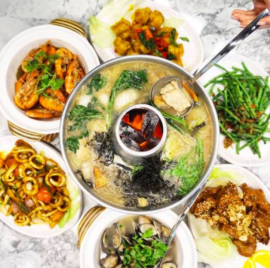 下雨天，来一碗暖心又暖胃的鱼头汤吧！盘点新加坡必吃的7家老字号鱼头炉