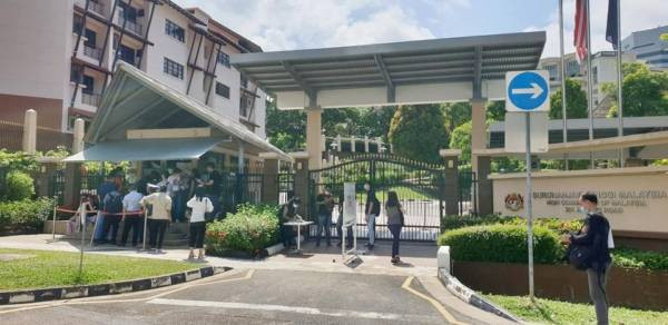 職員室內翹腳 民衆門外排隊? 馬勞更新不到護照 怒了