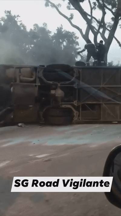 新加坡裕廊恐怖车祸！车头起火，十几个客工从翻车大巴中爬出