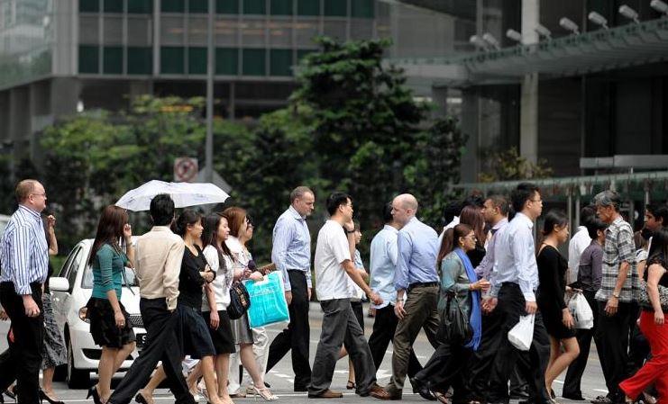 新加坡的收入增长放缓 MOM报告：中位薪水现已超过S $ 4,500