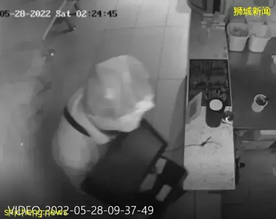 头套塑料袋 窃贼扛走5台收银机