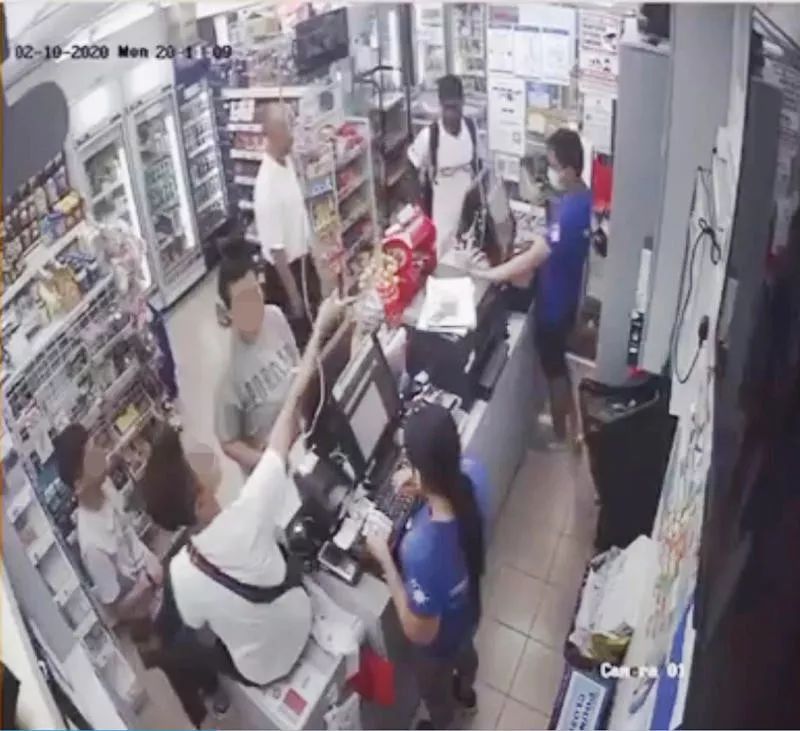 没出示身份证买烟被拒，少年霸坐超市柜台呛：报警啦