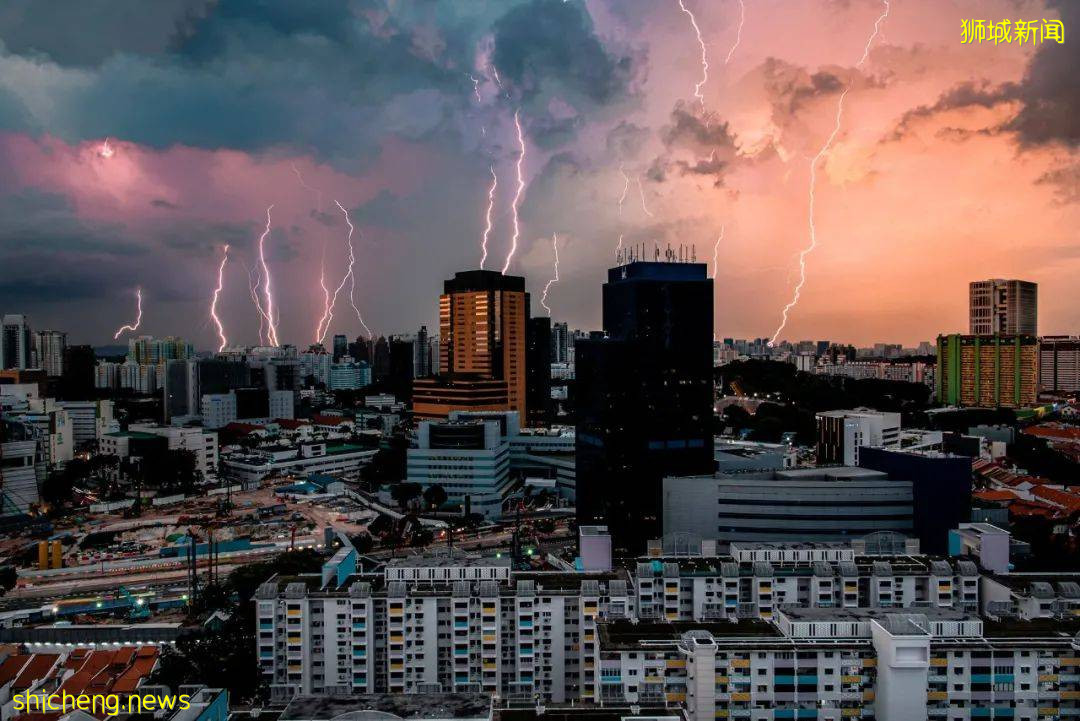 实拍新加坡奇异天象!黑云压境,闪电从天劈下