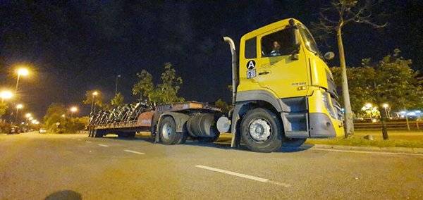 准证费等开销太沉重 马劳运回5000汽车摩哆