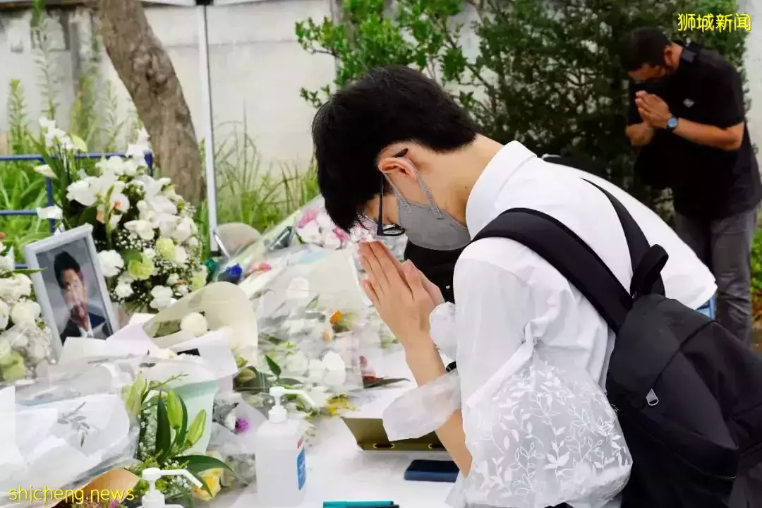 【多圖】安倍出殡，李顯龍到日本駐新加坡大使官邸吊唁，大批日本市民街頭目送最後一程