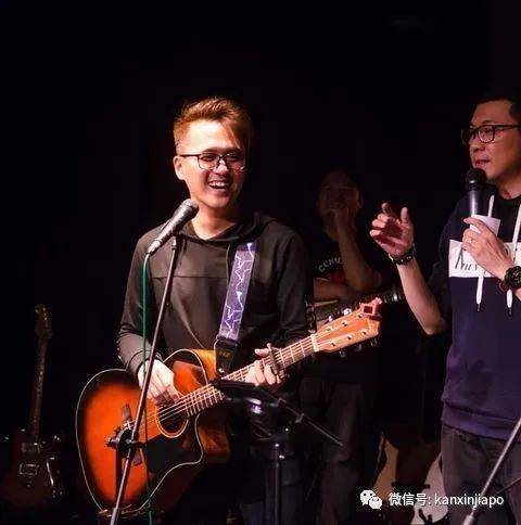 爸爸与儿子相隔两岸，放弃音乐梦来新加坡开巴士、做维修