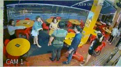 老妹儿怎么还为抢男友争风吃醋?为此两女子在新加坡上演全武行