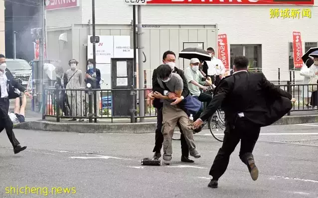 李顯龍總理發文!安倍晉三背後連中兩槍,美女保镖嚴重失職!他,和新加坡關系匪淺