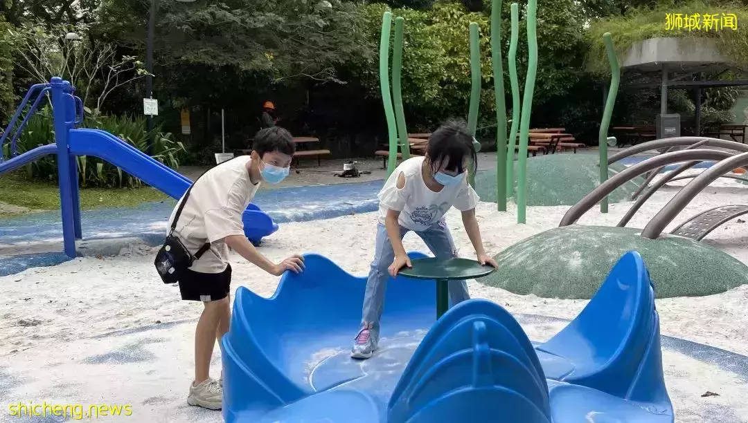 女记者为何要在疫情最严重时,独自带俩娃来新加坡上国际学校