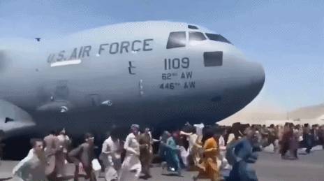 李光耀又“神預言”了美國和阿富汗？一夜變天！難民扒飛機高空跌落，自拍視頻曝光