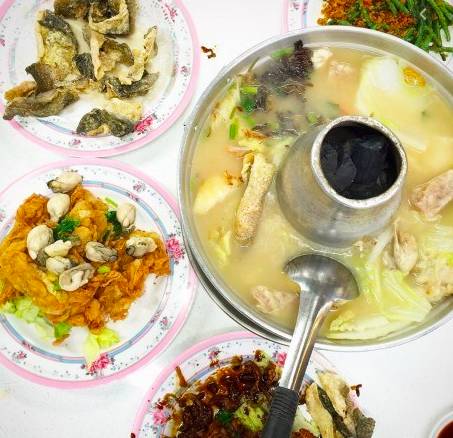 下雨天,来一碗暖心又暖胃的鱼头汤吧!盘点新加坡必吃的7家老字号鱼头炉