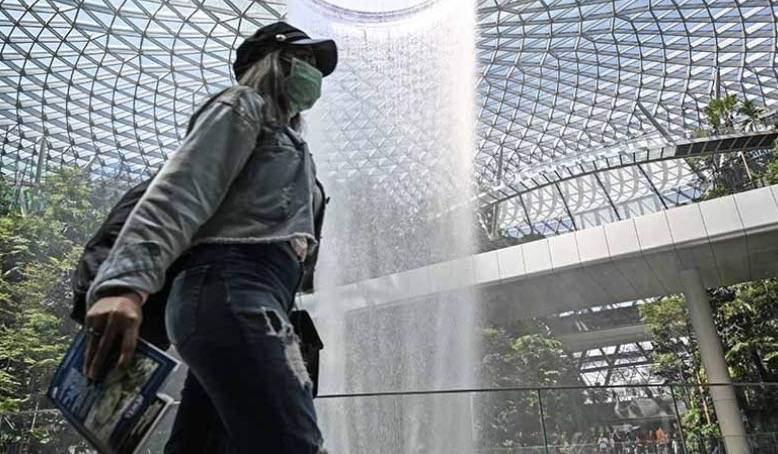 馬來西亞進入緊急狀態！油船又有確診，英國航班恢複！海陸空包圍，新加坡能防住嗎