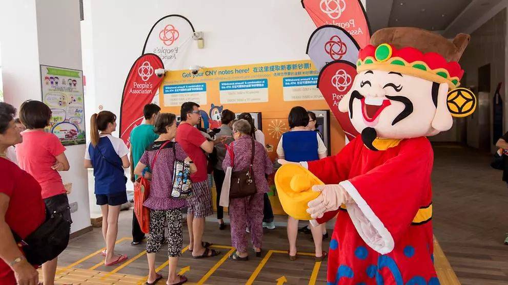 排队也换不到新钞！坡岛人这个春节可能得发电子红包了