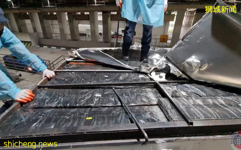 执法员锤砸罗厘顶 起获近800条私烟