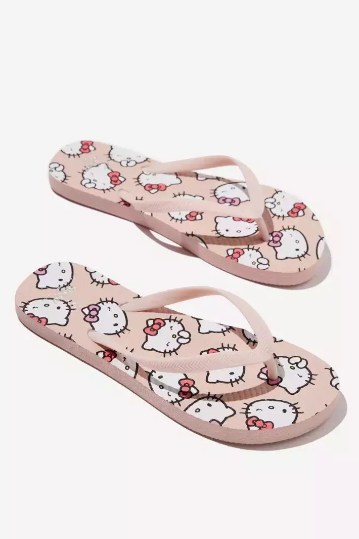 平价服饰Cotton On推出Hello Kitty合作系列,包括衣服、鞋子甚至还有穿戴甲片